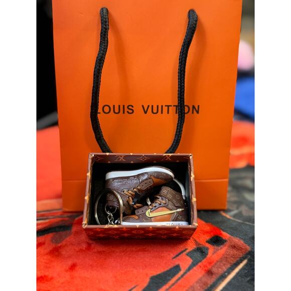 Louis Vuitton Mini Sneaker Keychain Collectable Set - Style 001 - Picture 4 of 5